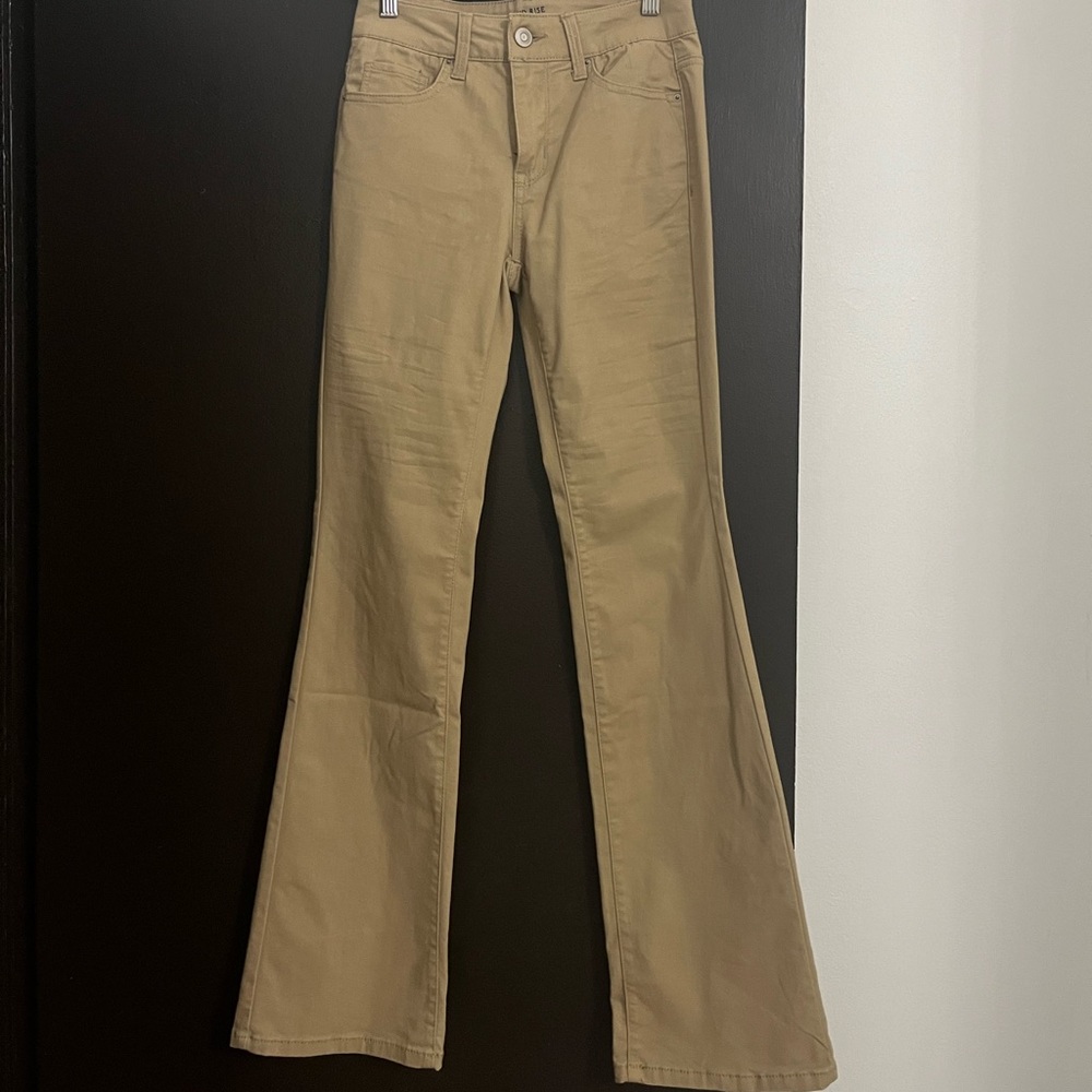 Im selling this beautiful jean. It is new, never used. It is super comfortable.